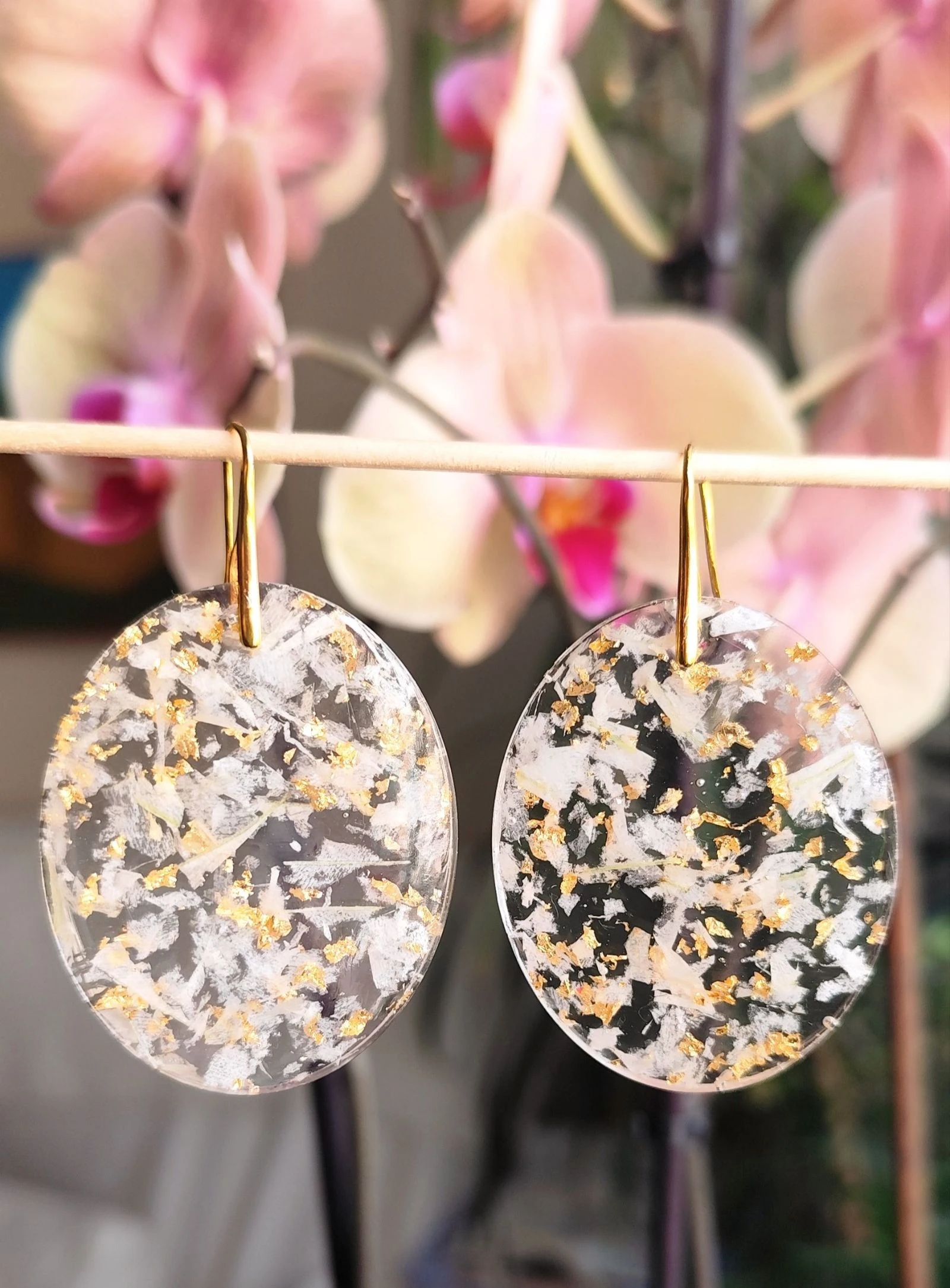 Pendientes #Petunia blanca  y Pan de Oro #joyeriaconflor